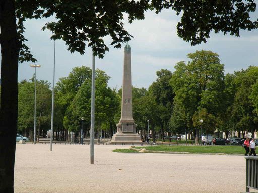  Obélisque en mémoire du Président Sadi Carnot, Cours Léopold